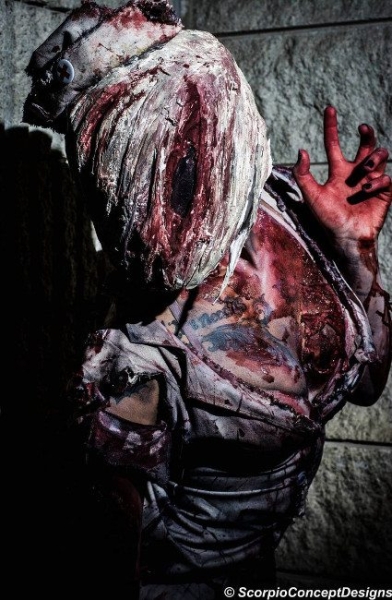 Жуткий косплей медсестры из Silent Hill Жуткий косплей медсестры из Silent Hill