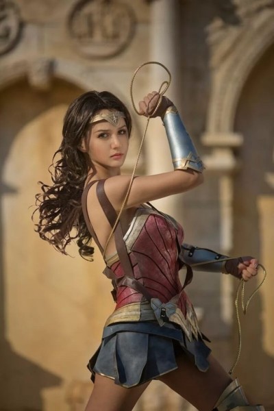 Косплей Чудо-женщины готов к большому экрану Косплей Чудо-женщины готов к большому экрану