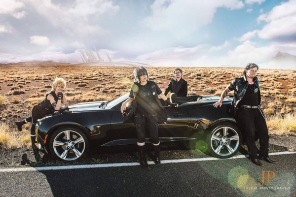 Косплей Final Fantasy штурмует дорогу Косплей Final Fantasy штурмует дорогу