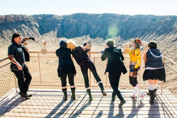 Косплей Final Fantasy штурмует дорогу Косплей Final Fantasy штурмует дорогу