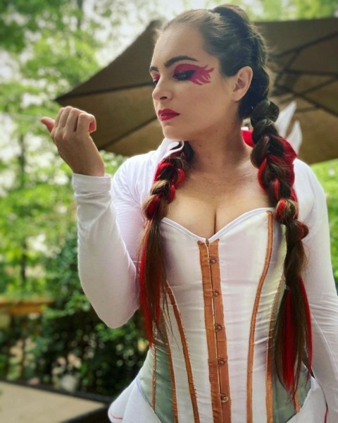 Лучший косплей Лобы из Apex Legends