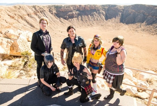 Косплей Final Fantasy штурмует дорогу Косплей Final Fantasy штурмует дорогу