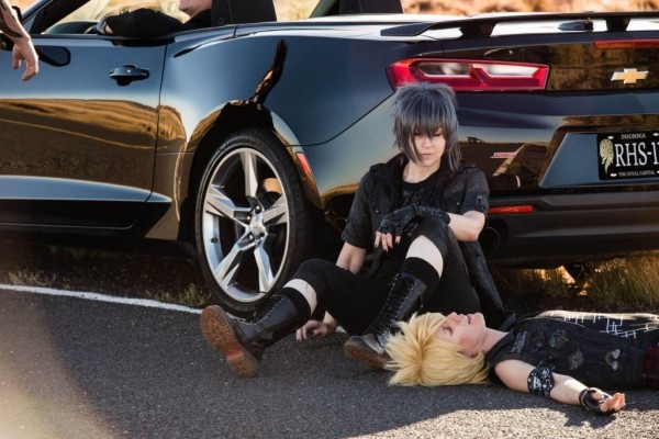 Косплей Final Fantasy штурмует дорогу Косплей Final Fantasy штурмует дорогу