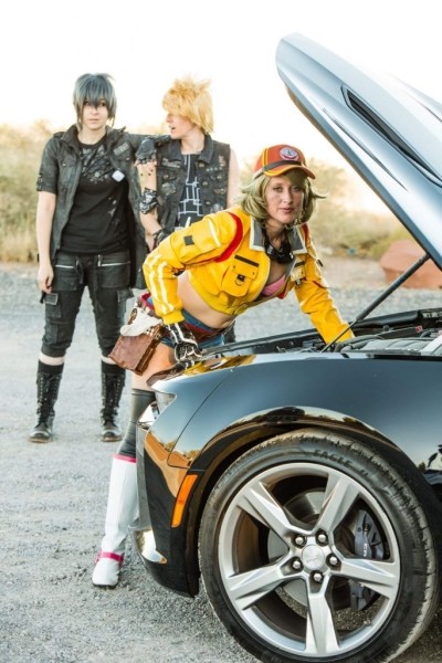 Косплей Final Fantasy штурмует дорогу Косплей Final Fantasy штурмует дорогу