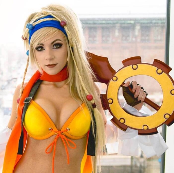 Даниэлла Бьюли и её сексуальный косплей Эш из Лиги Легенд