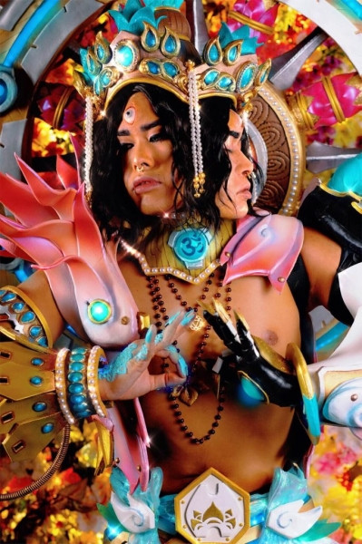 Косплей по Overwatch из другой вселенной