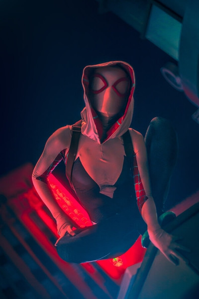 Косплей на Женщину-паука может все, что может оригинал Косплей на Женщину-паука может все, что может оригинал