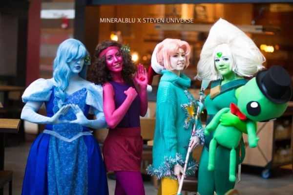 Косплееры желают вам весело провести новогодние праздники Косплееры желают вам весело провести новогодние праздники