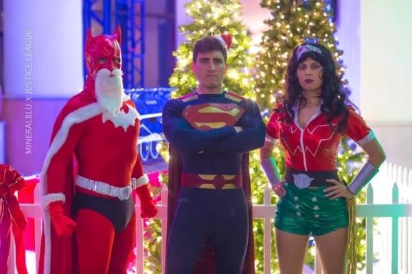 Косплееры желают вам весело провести новогодние праздники Косплееры желают вам весело провести новогодние праздники