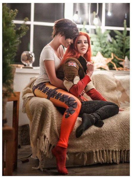 Tracer и Emily празднуют Рождество в стиле Overwatch