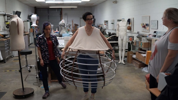 Понадобилось 12 человек, чтобы создать костюм гигантского монстра из Monster Hunter