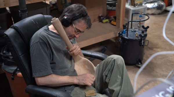 Понадобилось 12 человек, чтобы создать костюм гигантского монстра из Monster Hunter