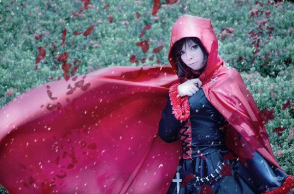 Предводительница команды RWBY: косплей Руби Роуз Предводительница команды RWBY: косплей Руби Роуз